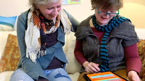 Monika hilft ihrer Freundin Karen, die zum ersten Mal die Partnersuche im Netz ausprobiert. © NDR/Cinecentrum/Kristina Forbat 