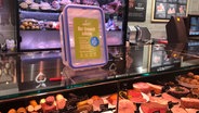 Plastikverzicht an der Fleischtheke: durch eine Frischebox, die immer wieder verwendet wird. © NDR/nonfictionplanet 