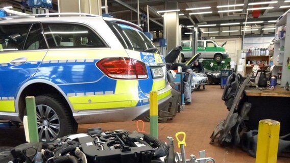 In der Autowerkstatt der zentralen Polizeidirektion werden die Streifenwagen auf Herz und Nieren geprüft. © NDR 