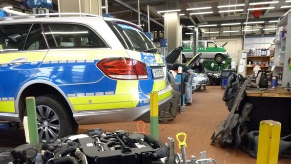 In der Autowerkstatt der zentralen Polizeidirektion werden die Streifenwagen auf Herz und Nieren geprüft. In der Autowerkstatt der zentralen Polizeidirektion werden die Streifenwagen auf Herz und Nieren geprüft. © NDR