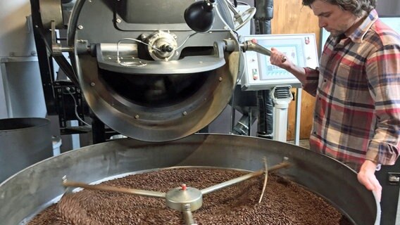Kaffee kommt nach dem Rösten in das Kühlsieb. © NDR/ECO Media 