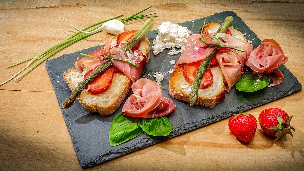 Bruschetta mit Schinken, Erdbeeren und grünem Spargel | NDR.de ...