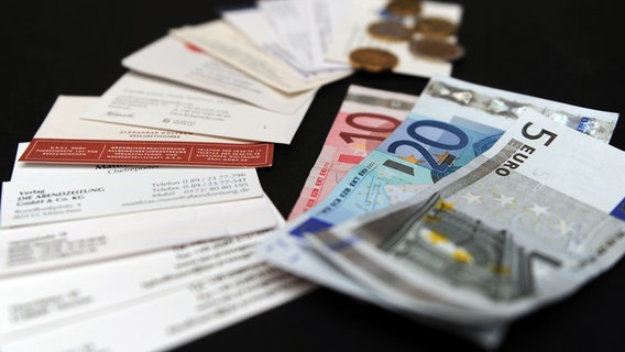 Visitenkarten und Geld © picture alliance / dpa Foto: Felix Hörhager
