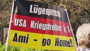 Schild auf einer AfD-Demonstration  