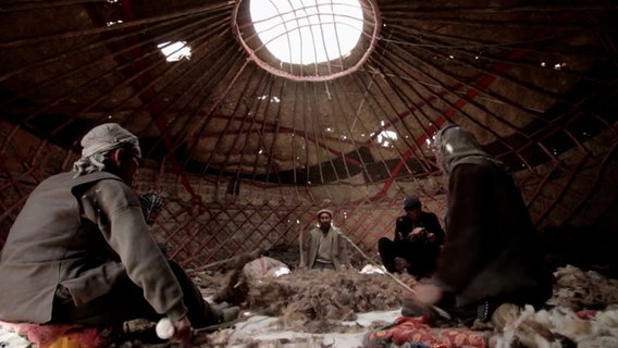 Reporter Samuel Häde in einer Jurte, einem Zelt der Nomaden in Afghanistan. © NDR 
