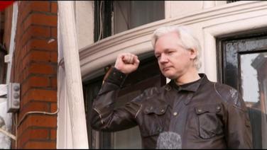 Wikileaks-Gründer Julian Assange hat die Botschaft Ecuadors in London verlassen und wurde festgenommen.  