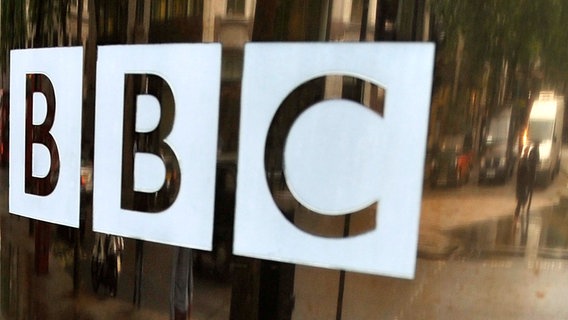 Auf einer Glastür steht das Logo der BBC © picture-alliance/dpa Foto: Andy Rain
