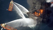 Löschschiffe versuchen nach einer Explosion dem Feuer auf der Bohrinsel Deepwater Horizon Herr zu werden © picture alliance / landov Foto: MICHAEL DEMOCKER