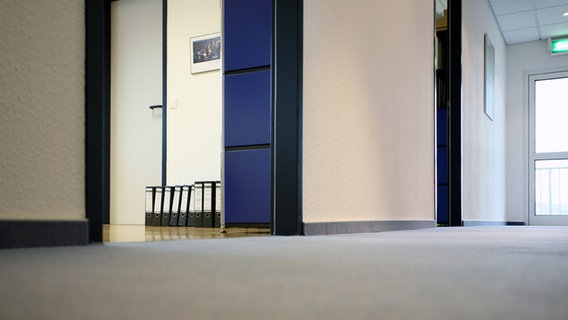 In einem leeren Büroflur stehen ein paar Aktenordner auf dem Boden. © picture-alliance/ dpa Foto: Heiko Wolfraum