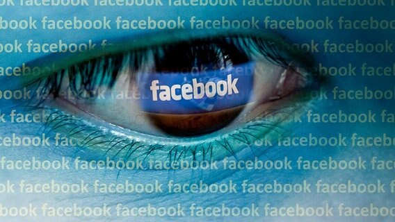 Das Logo von Facebook spiegelt sich in einem Auge © imago stock&people Foto: imagebrooker