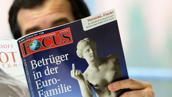 Titel des Magazins Focus "Betrüger in der Euro-Familie". Der Titel ist einer der Auslöser eines Medienstreits zwischen Deutschland und Griechenland. © dpa Foto: Marc Müller