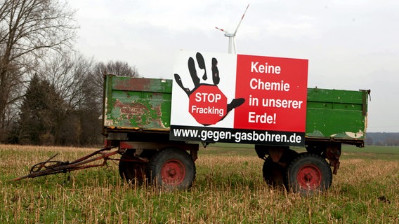 Auf einem Protestschild steht "Keine Chemie in unserer Erde!" © imago stock&people 
