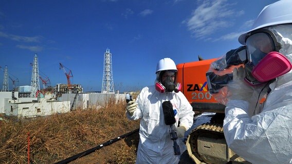 Journalisten berichten vom zerstörten AKW Fukushima © picture-alliance/dpa Foto: Yoshikazu Tsuno