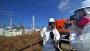 Journalisten berichten vom zerstörten AKW Fukushima © picture-alliance/dpa Foto: Yoshikazu Tsuno