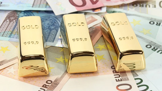 gold pieces against money.  © panthermedia Photo: Maren.Wischnewski