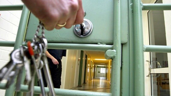 Tür in einem Gefängnis © dpa Foto: Marcus Führer