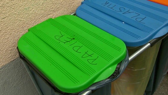 Verschiedenfarbige Mülltonnen für die Mülltrennung während einer TV-Produktion. © NDR 