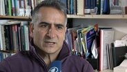 Der Journalist Halil Gülbeyaz im ARD-Interview.  