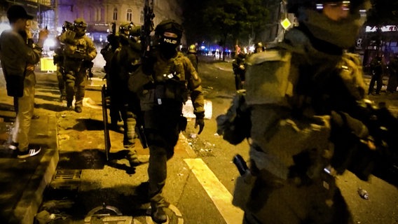G20-Randale in Hamburg: Die Polizei verlangt ungesendetes Material von Journalisten. © NDR 