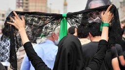 Eine Iranerin auf einer Demonstration in Teheran © dpa - Bildfunk 