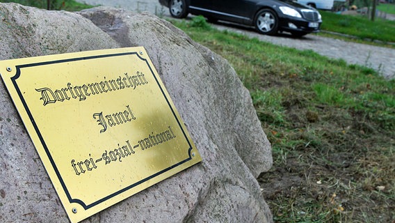 Ein Schild mit der Aufschrift "Dorfgemeinschaft Jamel frei - soziale - national" © picture-alliance/ZB Foto: Jens Büttner