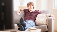 Teenager sitzt vor dem Fernseher  Foto:  Bildagentur-online/Tetra-Images