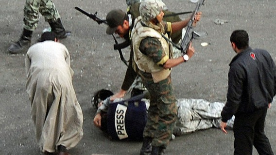 Ein Journalist liegt auf dem Boden in Kairo © picture alliance / dpa 