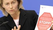 Familienministerin Ursula von der Leyen zeigt ein Stopp-Schild, das künftig angezeigt werden soll, wenn ein Internetnutzer versucht eine gesperrte Seite zu erreichen. © dpa-report Foto: Tim Brakemeier