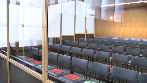 Nur wenige Journalisten sind im Gerichtssaal des Frnakfurter Gerichts zugelassen. © NDR 