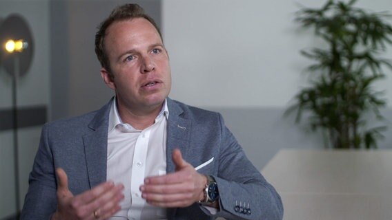 Der Medienunternehmer Stefan Magnet im Interview © NDR 