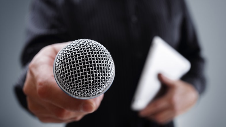 Eine Hand hält ein Mikrofon. © fotolia.com Foto: Brian Jackson