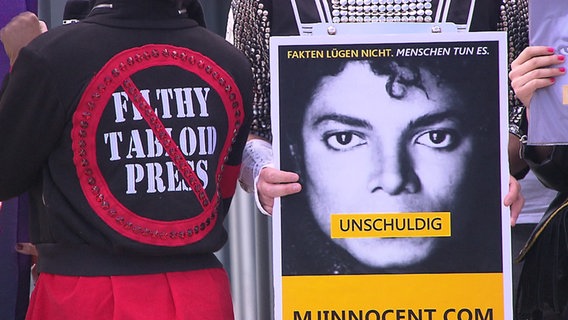 Neue Missbrauchsvorwürfe gegen Michael Jackson: Seine Fans protestieren.  