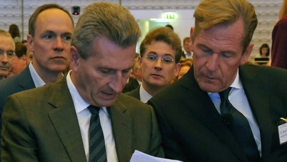 EU-Kommissar Günther Oettinger (li.) und der Vorstandsvorsitzende der Axel Springer SE Mathias Doepfner. © Daniel Bouhs, NDR Foto: Daniel Bouhs, NDR