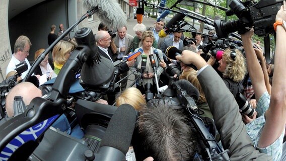 Vertreter der Presse umlagern eine Politikerin © picture-alliance/ dpa Foto: Federico Gambarini