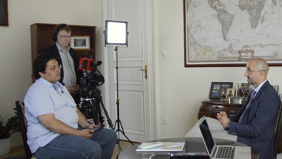 Die Reporter Daniel Bouhs (li.) und Jörg Wagner im Gespräch mit Ungarns Regierungssprecher Zoltán Kovács. © NDR 