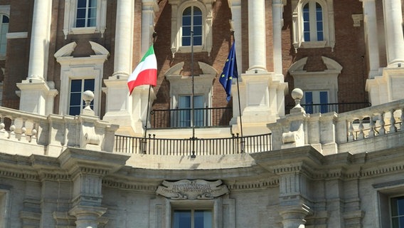 Italienisches Regierungsgebäude mit Italien- und EU-Flagge. © NDR 