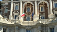 Italienisches Regierungsgebäude mit Italien- und EU-Flagge. © NDR 