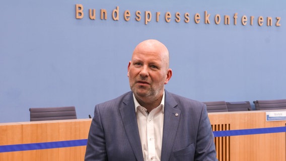 ZDF-Korrespondent Mathis Feldhoff, Vorsitzender der Bundespressekonferenz, im Saal der BPK. © NDR 