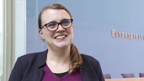 Die Journalistin Rebecca Beerheide vom "Deutschen Ärzteblatt"im Saal der Bundespressekonferenz. © NDR 