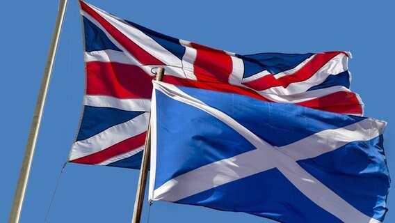 Die schottische Fahne und der Union Jack des Vereinigten Königreichs © imago stock&people 
