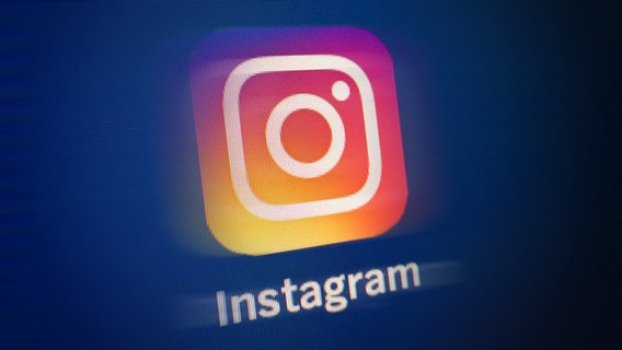 Das Logo von Instagram auf einem Screen. © NDR 
