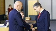 Björn Höcke reicht Thomas Kemmerich nach seiner Wahl zum Ministerpräsident die Hand © NDR 