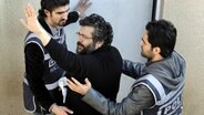 Der türkische Journalist Soner Yalcin wird in ein Gericht in Istanbul gebracht. © dpa Foto: Erhan Sevenler/anatolian Agency