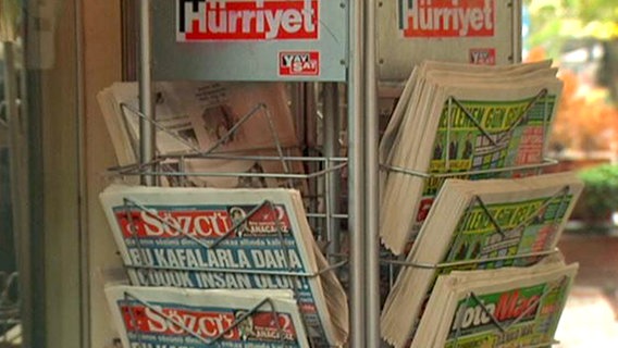 Ein Zeitungsständer in der Türkei © NDR 