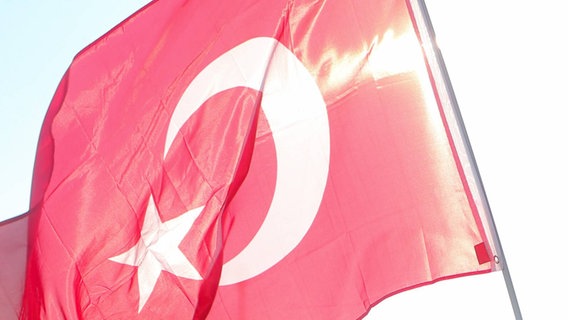 Eine türkische Fahne © imago stock&people 