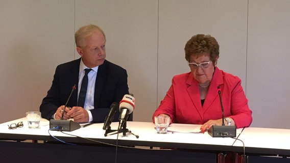 WDR-Intendant Tom Buhrow und Monika Wulf-Mathies bei der Vorstellung des Berichts zu sexueller Belästigung im WDR. © NDR Foto: Katharina Schiele