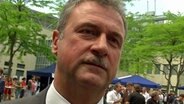 Der Vorsitzende der Gewerkschaft Deutscher Lokomotivführer (GDL), Claus Weselsky während eines Interviews in Hamburg im Juli 2015. © NDR 