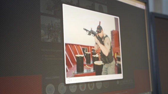 Mit Fotos wie diesem von einem schwer bewaffneten Mann präsentiert sich das russische Unternehmen im Internet. © RSB Group 