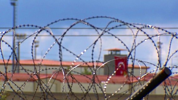 Gefängnis hinter Stacheldraht © NDR 