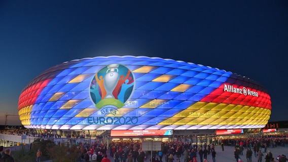 Auf der Allianz Arena in München leuchtet das Logo der UEFA EURO 2020 © picture alliance Foto: Sven Simon